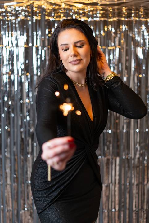 felipe-lopes-fotografia-fotografo-em-osorio-litoral-norte-gaucho-rs-ensaio-pessoal-feminino-de-aniversaio-35-anos-com-brilho-balao-vela-champanhe-em-estudio-em-tramandai'