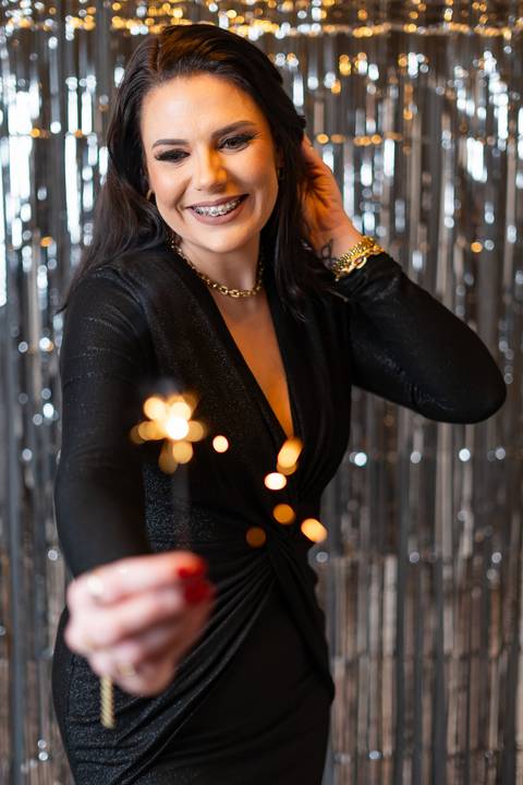 felipe-lopes-fotografia-fotografo-em-osorio-litoral-norte-gaucho-rs-ensaio-pessoal-feminino-de-aniversaio-35-anos-com-brilho-balao-vela-champanhe-em-estudio-em-tramandai'