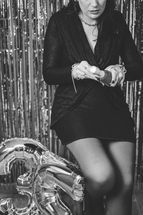 felipe-lopes-fotografia-fotografo-em-osorio-litoral-norte-gaucho-rs-ensaio-pessoal-feminino-de-aniversaio-35-anos-com-brilho-balao-vela-champanhe-em-estudio-em-tramandai'