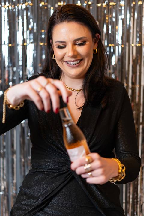 felipe-lopes-fotografia-fotografo-em-osorio-litoral-norte-gaucho-rs-ensaio-pessoal-feminino-de-aniversaio-35-anos-com-brilho-balao-vela-champanhe-em-estudio-em-tramandai'