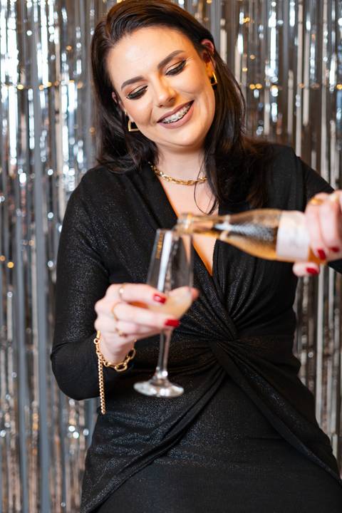 felipe-lopes-fotografia-fotografo-em-osorio-litoral-norte-gaucho-rs-ensaio-pessoal-feminino-de-aniversaio-35-anos-com-brilho-balao-vela-champanhe-em-estudio-em-tramandai'