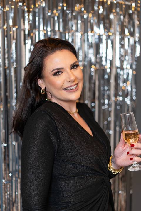 felipe-lopes-fotografia-fotografo-em-osorio-litoral-norte-gaucho-rs-ensaio-pessoal-feminino-de-aniversaio-35-anos-com-brilho-balao-vela-champanhe-em-estudio-em-tramandai'