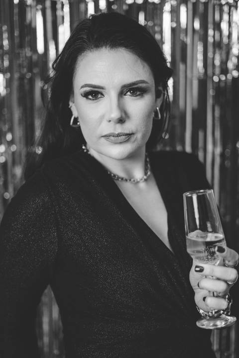 felipe-lopes-fotografia-fotografo-em-osorio-litoral-norte-gaucho-rs-ensaio-pessoal-feminino-de-aniversaio-35-anos-com-brilho-balao-vela-champanhe-em-estudio-em-tramandai'