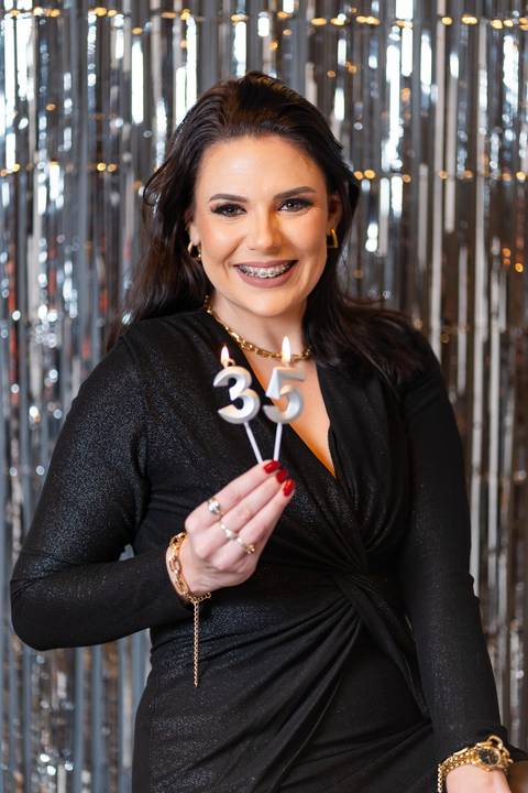 felipe-lopes-fotografia-fotografo-em-osorio-litoral-norte-gaucho-rs-ensaio-pessoal-feminino-de-aniversaio-35-anos-com-brilho-balao-vela-champanhe-em-estudio-em-tramandai'