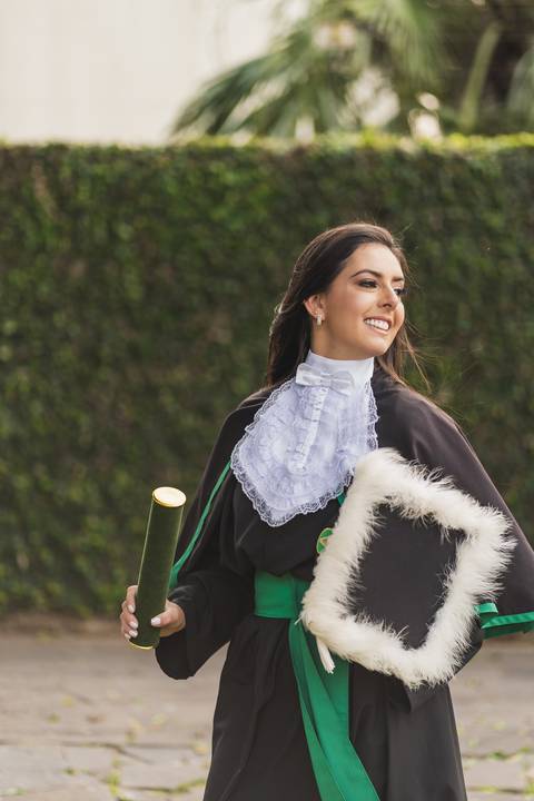 felipe-lopes-fotografia-fotografo-em-osorio-litoral-norte-gaucho-rs-ensaio-de-formatura-toga-medicina-veterinaria-fotos-com-cachorros-campo-e-cavalo-em-canoas'