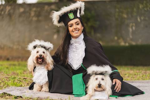 felipe-lopes-fotografia-fotografo-em-osorio-litoral-norte-gaucho-rs-ensaio-de-formatura-toga-medicina-veterinaria-fotos-com-cachorros-campo-e-cavalo-em-canoas'