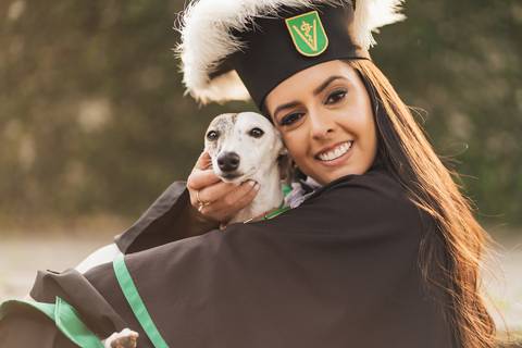 felipe-lopes-fotografia-fotografo-em-osorio-litoral-norte-gaucho-rs-ensaio-de-formatura-toga-medicina-veterinaria-fotos-com-cachorros-campo-e-cavalo-em-canoas'