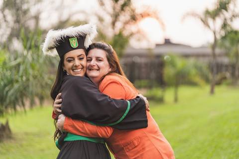 felipe-lopes-fotografia-fotografo-em-osorio-litoral-norte-gaucho-rs-ensaio-de-formatura-toga-medicina-veterinaria-fotos-com-cachorros-campo-e-cavalo-em-canoas'
