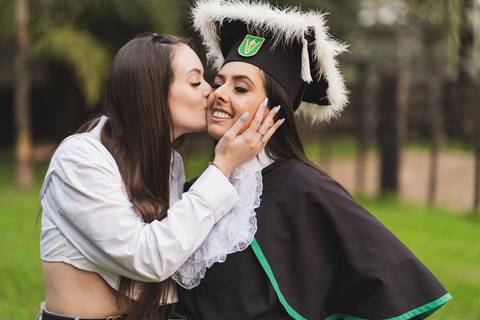 felipe-lopes-fotografia-fotografo-em-osorio-litoral-norte-gaucho-rs-ensaio-de-formatura-toga-medicina-veterinaria-fotos-com-cachorros-campo-e-cavalo-em-canoas'