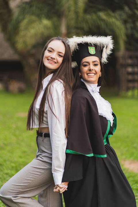 felipe-lopes-fotografia-fotografo-em-osorio-litoral-norte-gaucho-rs-ensaio-de-formatura-toga-medicina-veterinaria-fotos-com-cachorros-campo-e-cavalo-em-canoas'
