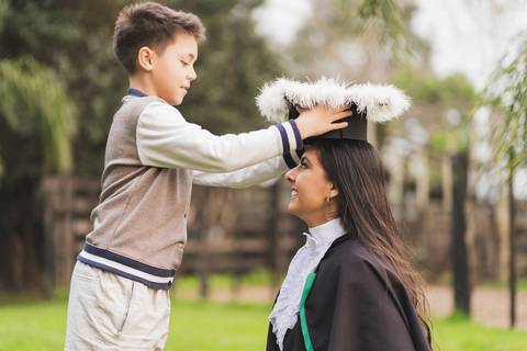 felipe-lopes-fotografia-fotografo-em-osorio-litoral-norte-gaucho-rs-ensaio-de-formatura-toga-medicina-veterinaria-fotos-com-cachorros-campo-e-cavalo-em-canoas'