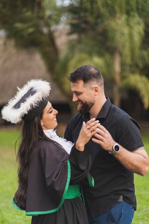 felipe-lopes-fotografia-fotografo-em-osorio-litoral-norte-gaucho-rs-ensaio-de-formatura-toga-medicina-veterinaria-fotos-com-cachorros-campo-e-cavalo-em-canoas'
