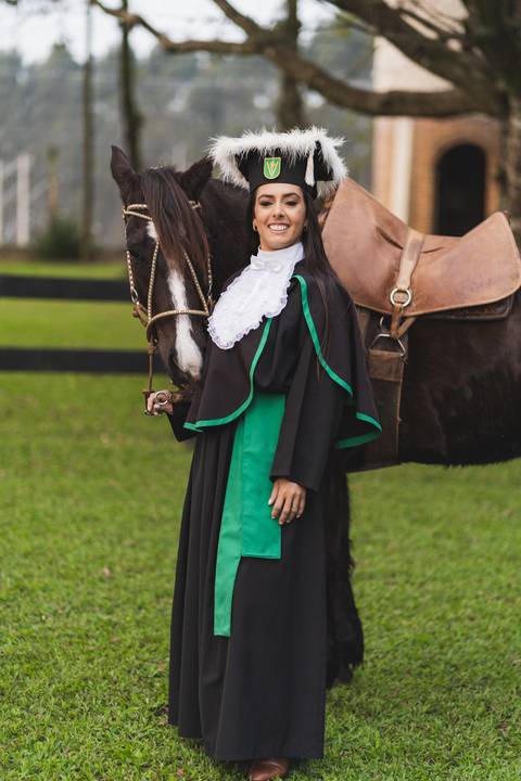 felipe-lopes-fotografia-fotografo-em-osorio-litoral-norte-gaucho-rs-ensaio-de-formatura-toga-medicina-veterinaria-fotos-com-cachorros-campo-e-cavalo-em-canoas'