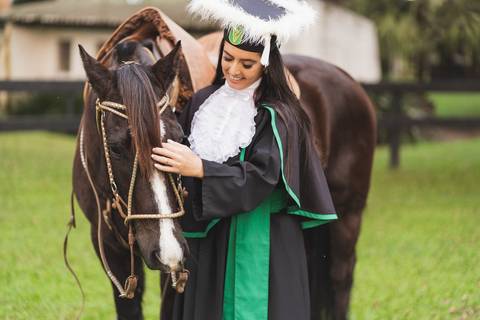 felipe-lopes-fotografia-fotografo-em-osorio-litoral-norte-gaucho-rs-ensaio-de-formatura-toga-medicina-veterinaria-fotos-com-cachorros-campo-e-cavalo-em-canoas'