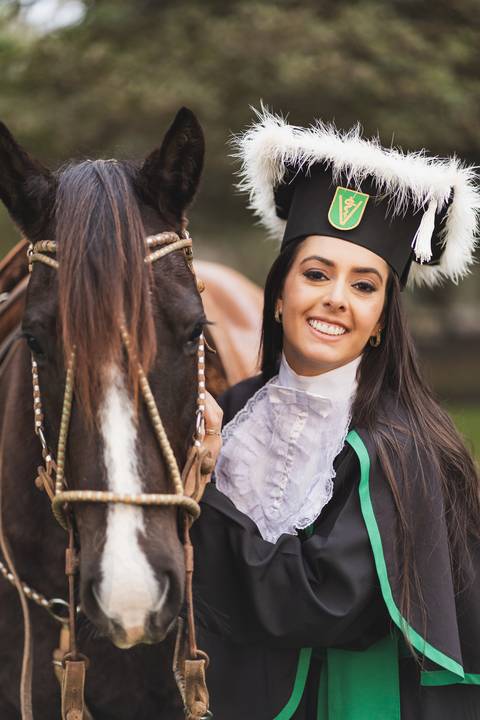 felipe-lopes-fotografia-fotografo-em-osorio-litoral-norte-gaucho-rs-ensaio-de-formatura-toga-medicina-veterinaria-fotos-com-cachorros-campo-e-cavalo-em-canoas'