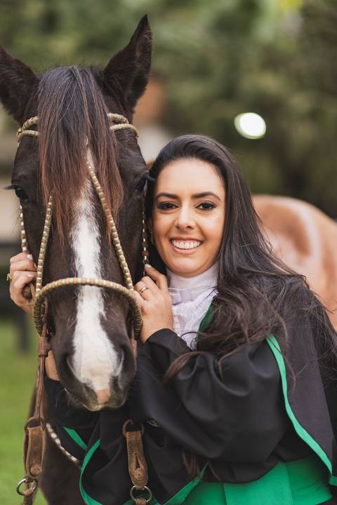 felipe-lopes-fotografia-fotografo-em-osorio-litoral-norte-gaucho-rs-ensaio-de-formatura-toga-medicina-veterinaria-fotos-com-cachorros-campo-e-cavalo-em-canoas'