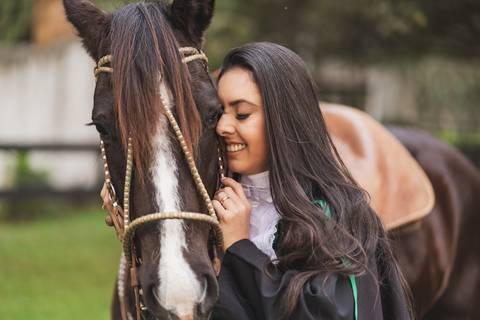 felipe-lopes-fotografia-fotografo-em-osorio-litoral-norte-gaucho-rs-ensaio-de-formatura-toga-medicina-veterinaria-fotos-com-cachorros-campo-e-cavalo-em-canoas'