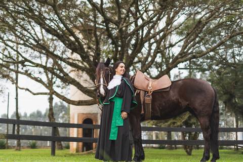 felipe-lopes-fotografia-fotografo-em-osorio-litoral-norte-gaucho-rs-ensaio-de-formatura-toga-medicina-veterinaria-fotos-com-cachorros-campo-e-cavalo-em-canoas'