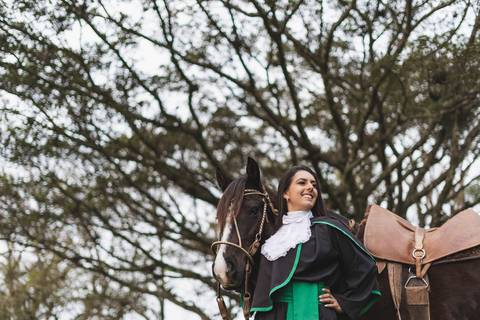 felipe-lopes-fotografia-fotografo-em-osorio-litoral-norte-gaucho-rs-ensaio-de-formatura-toga-medicina-veterinaria-fotos-com-cachorros-campo-e-cavalo-em-canoas'