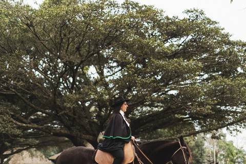 felipe-lopes-fotografia-fotografo-em-osorio-litoral-norte-gaucho-rs-ensaio-de-formatura-toga-medicina-veterinaria-fotos-com-cachorros-campo-e-cavalo-em-canoas'