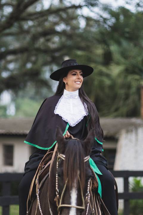 felipe-lopes-fotografia-fotografo-em-osorio-litoral-norte-gaucho-rs-ensaio-de-formatura-toga-medicina-veterinaria-fotos-com-cachorros-campo-e-cavalo-em-canoas'