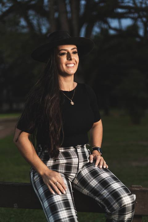 felipe-lopes-fotografia-fotografo-em-osorio-litoral-norte-gaucho-rs-ensaio-de-formatura-toga-medicina-veterinaria-fotos-com-cachorros-campo-e-cavalo-em-canoas'