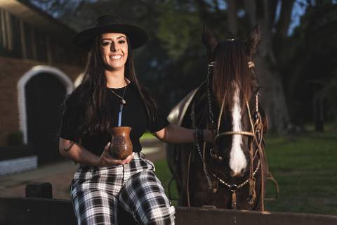 felipe-lopes-fotografia-fotografo-em-osorio-litoral-norte-gaucho-rs-ensaio-de-formatura-toga-medicina-veterinaria-fotos-com-cachorros-campo-e-cavalo-em-canoas'