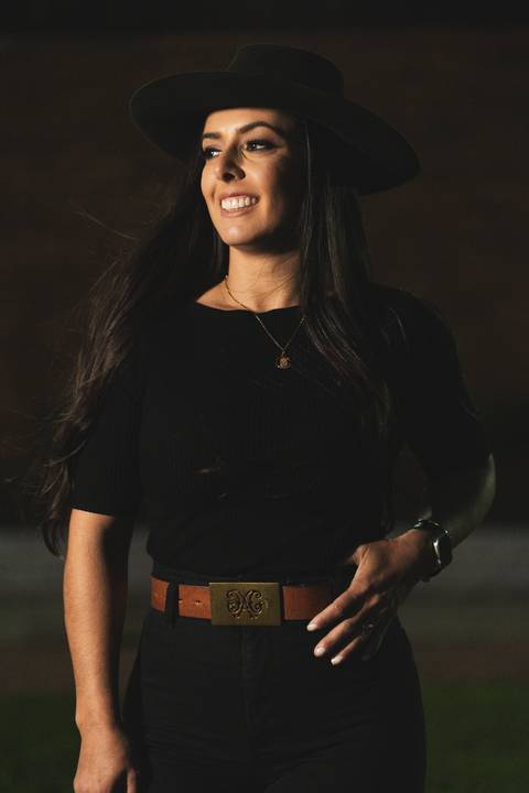 felipe-lopes-fotografia-fotografo-em-osorio-litoral-norte-gaucho-rs-ensaio-de-formatura-toga-medicina-veterinaria-fotos-com-cachorros-campo-e-cavalo-em-canoas'