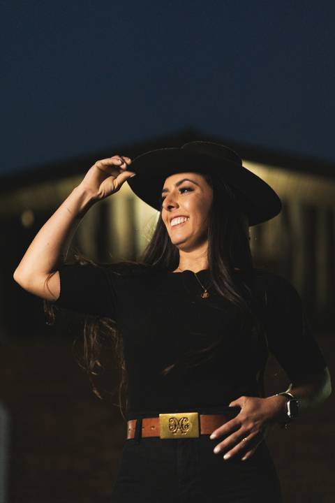 felipe-lopes-fotografia-fotografo-em-osorio-litoral-norte-gaucho-rs-ensaio-de-formatura-toga-medicina-veterinaria-fotos-com-cachorros-campo-e-cavalo-em-canoas'