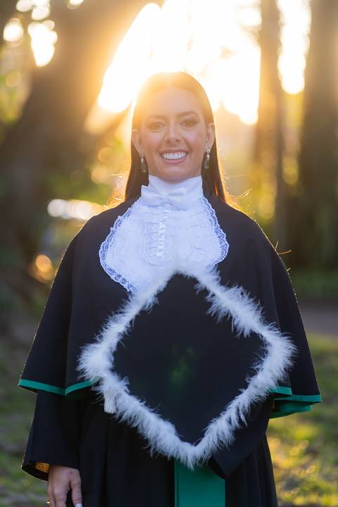 felipe-lopes-fotografia-fotografo-em-osorio-litoral-norte-gaucho-rs-cerimonia-de-colacao-de-grau-formatura-de-medicina-veterinaria-pucrs-em-porto-alegre-fotos-no-campus-externa-por-do-sol'