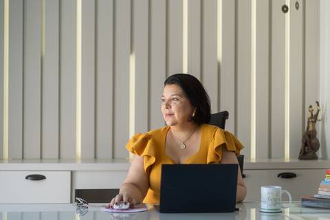 felipe-lopes-fotografia-fotografo-em-osorio-litoral-norte-gaucho-rs-ensaio-empresarial-imagem-pessoal-em-imbe-psicologa-mentora-fotos-em-casa'