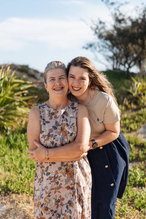 felipe-lopes-fotografia-fotografo-em-osorio-litoral-norte-gaucho-rs-ensaio-de-familia-externo-na-praia-em-tramandai-por-do-sol-adultos-com-crianca-fotos-espontaneas'