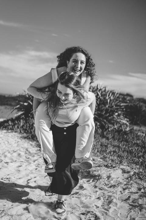 felipe-lopes-fotografia-fotografo-em-osorio-litoral-norte-gaucho-rs-ensaio-de-familia-externo-na-praia-em-tramandai-por-do-sol-adultos-com-crianca-fotos-espontaneas'