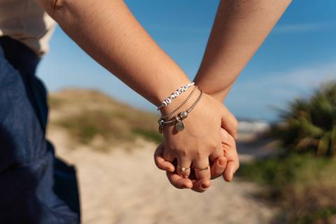 felipe-lopes-fotografia-fotografo-em-osorio-litoral-norte-gaucho-rs-ensaio-de-familia-externo-na-praia-em-tramandai-por-do-sol-adultos-com-crianca-fotos-espontaneas'