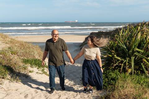 felipe-lopes-fotografia-fotografo-em-osorio-litoral-norte-gaucho-rs-ensaio-de-familia-externo-na-praia-em-tramandai-por-do-sol-adultos-com-crianca-fotos-espontaneas'