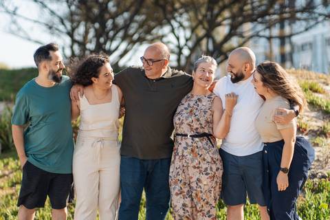 felipe-lopes-fotografia-fotografo-em-osorio-litoral-norte-gaucho-rs-ensaio-de-familia-externo-na-praia-em-tramandai-por-do-sol-adultos-com-crianca-fotos-espontaneas'