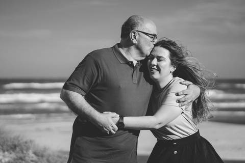 felipe-lopes-fotografia-fotografo-em-osorio-litoral-norte-gaucho-rs-ensaio-de-familia-externo-na-praia-em-tramandai-por-do-sol-adultos-com-crianca-fotos-espontaneas'