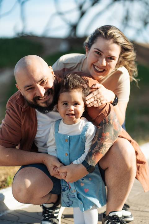 felipe-lopes-fotografia-fotografo-em-osorio-litoral-norte-gaucho-rs-ensaio-de-familia-externo-na-praia-em-tramandai-por-do-sol-adultos-com-crianca-fotos-espontaneas'