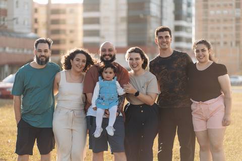 felipe-lopes-fotografia-fotografo-em-osorio-litoral-norte-gaucho-rs-ensaio-de-familia-externo-na-praia-em-tramandai-por-do-sol-adultos-com-crianca-fotos-espontaneas'