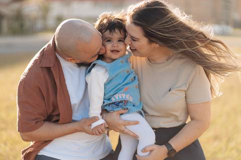 felipe-lopes-fotografia-fotografo-em-osorio-litoral-norte-gaucho-rs-ensaio-de-familia-externo-na-praia-em-tramandai-por-do-sol-adultos-com-crianca-fotos-espontaneas'