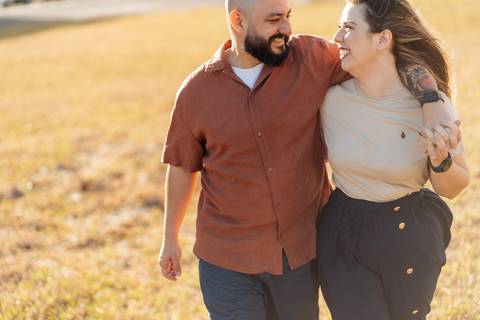 felipe-lopes-fotografia-fotografo-em-osorio-litoral-norte-gaucho-rs-ensaio-de-familia-externo-na-praia-em-tramandai-por-do-sol-adultos-com-crianca-fotos-espontaneas'
