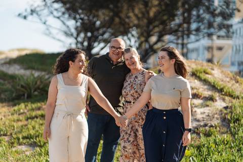 felipe-lopes-fotografia-fotografo-em-osorio-litoral-norte-gaucho-rs-ensaio-de-familia-externo-na-praia-em-tramandai-por-do-sol-adultos-com-crianca-fotos-espontaneas'
