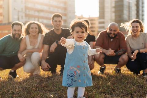 felipe-lopes-fotografia-fotografo-em-osorio-litoral-norte-gaucho-rs-ensaio-de-familia-externo-na-praia-em-tramandai-por-do-sol-adultos-com-crianca-fotos-espontaneas'