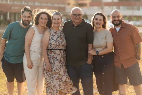 felipe-lopes-fotografia-fotografo-em-osorio-litoral-norte-gaucho-rs-ensaio-de-familia-externo-na-praia-em-tramandai-por-do-sol-adultos-com-crianca-fotos-espontaneas'