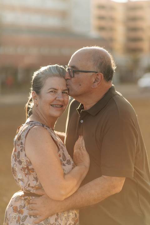 felipe-lopes-fotografia-fotografo-em-osorio-litoral-norte-gaucho-rs-ensaio-de-familia-externo-na-praia-em-tramandai-por-do-sol-adultos-com-crianca-fotos-espontaneas'