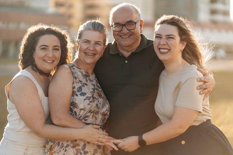 felipe-lopes-fotografia-fotografo-em-osorio-litoral-norte-gaucho-rs-ensaio-de-familia-externo-na-praia-em-tramandai-por-do-sol-adultos-com-crianca-fotos-espontaneas'