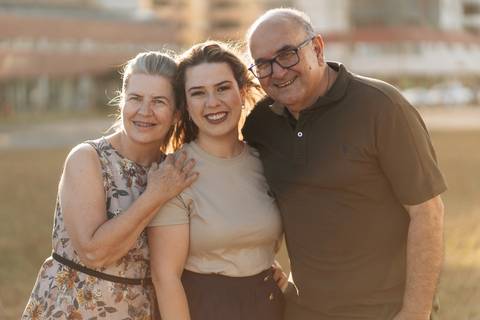 felipe-lopes-fotografia-fotografo-em-osorio-litoral-norte-gaucho-rs-ensaio-de-familia-externo-na-praia-em-tramandai-por-do-sol-adultos-com-crianca-fotos-espontaneas'