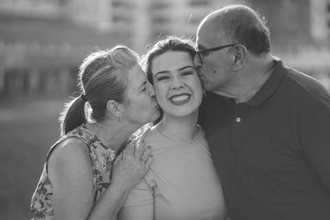 felipe-lopes-fotografia-fotografo-em-osorio-litoral-norte-gaucho-rs-ensaio-de-familia-externo-na-praia-em-tramandai-por-do-sol-adultos-com-crianca-fotos-espontaneas'