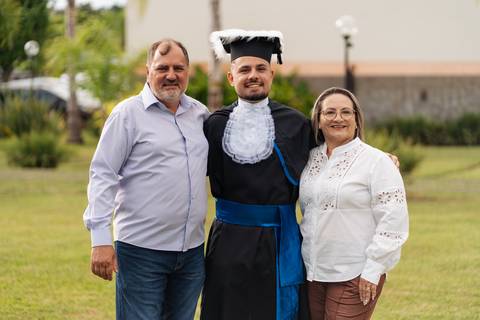 felipe-lopes-fotografia-fotografo-em-osorio-litoral-norte-gaucho-rs-ensaio-de-toga-formatura-turma-de-formandos-de-curso-de-engenharia-de-producao-na-furg-em-santo-antonio-da-patrulha-externo-espontaneo-natureza'