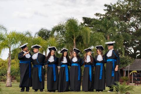 felipe-lopes-fotografia-fotografo-em-osorio-litoral-norte-gaucho-rs-ensaio-de-toga-formatura-turma-de-formandos-de-curso-de-engenharia-de-producao-na-furg-em-santo-antonio-da-patrulha-externo-espontaneo-natureza'